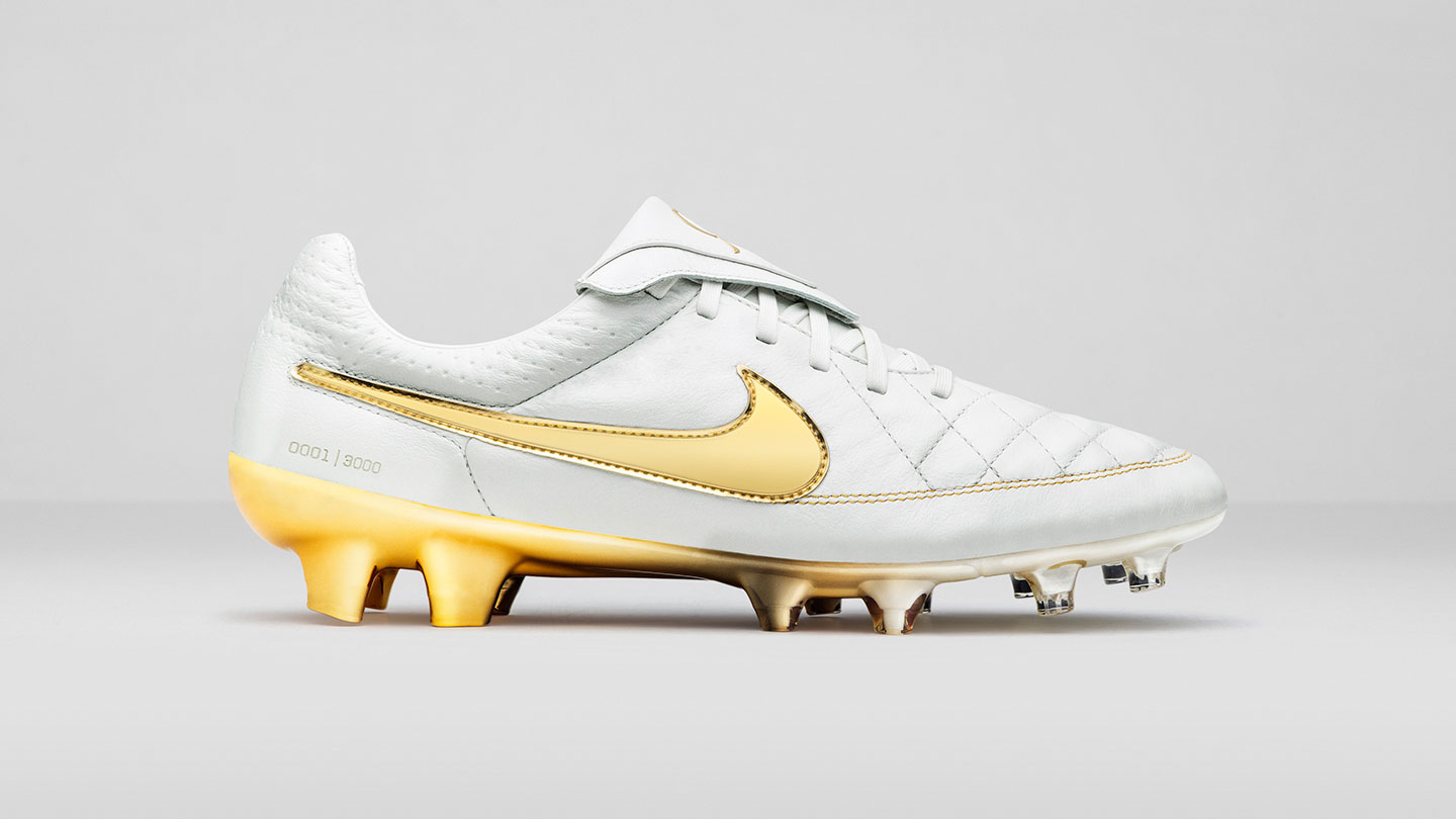 Nike Football Ronaldino Tiempo Gold side left