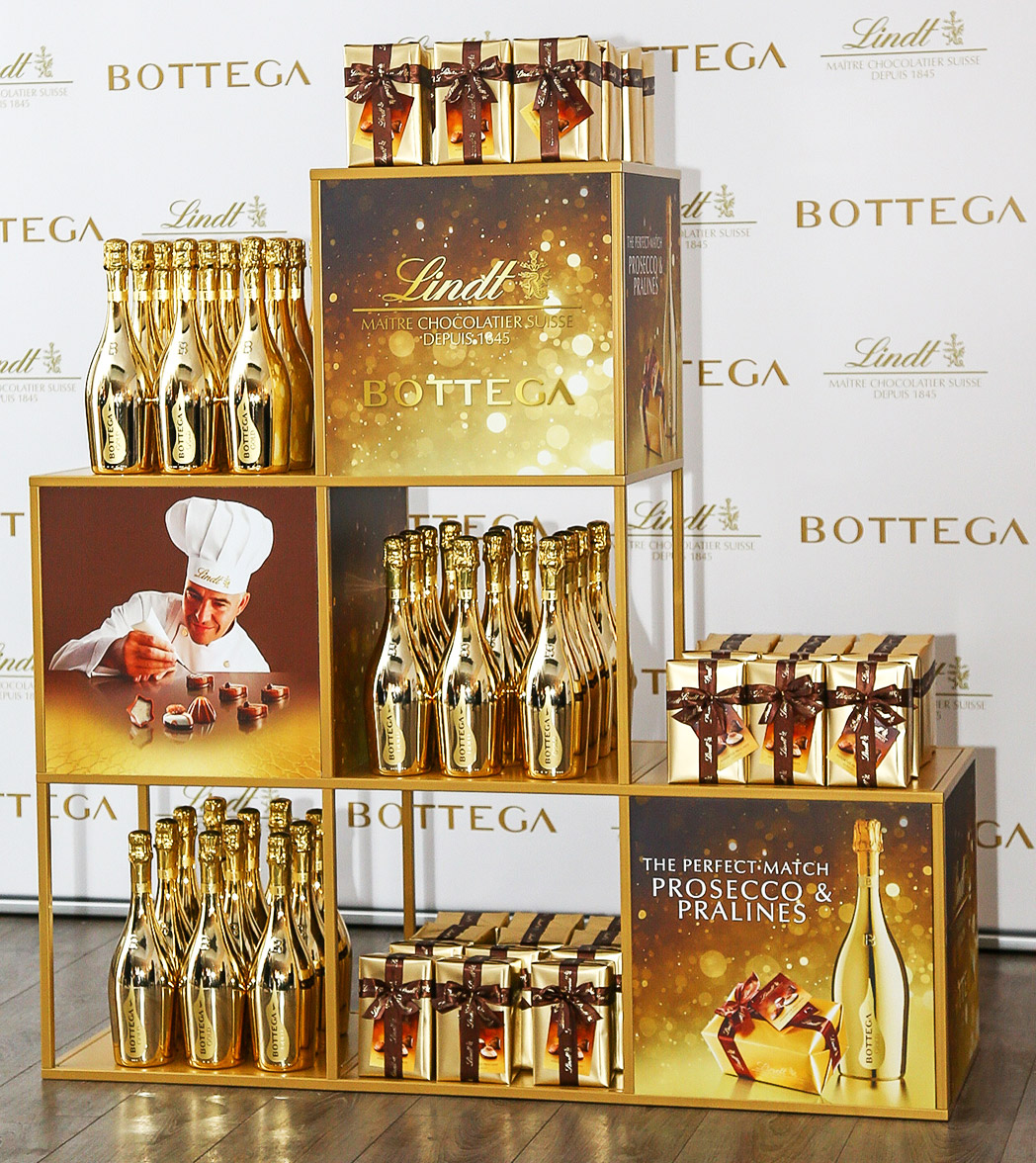 Bottega Lindt gold gift set display